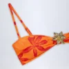 Baracoa Top de bikini cu gât halter și detalii metalice, cu imprimeu de orhidee portocalii Baracoa Top de bikini cu gât halter și detalii metalice, cu imprimeu de orhidee portocalii