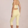 Blugi capri Anessa cu talie medie, în galben lămâie Blugi capri Anessa cu talie medie, în galben lămâie