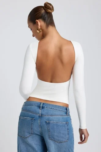 Bluză albă cu guler înalt, mâneci lungi și spate decupat, din modal, model Elli Bluză albă cu guler înalt, mâneci lungi și spate decupat, din modal, model Elli