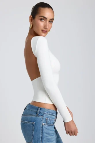 Bluză albă cu guler înalt, mâneci lungi și spate decupat, din modal, model Elli Bluză albă cu guler înalt, mâneci lungi și spate decupat, din modal, model Elli