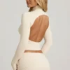 Bluză Auri din modal, cu guler înalt, fără spate și drapată, în culoarea ivoriu Bluză Auri din modal, cu guler înalt, fără spate și drapată, în culoarea ivoriu