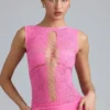 Bluză cu guler înalt, cu șireturi și ornamente, Gracie, în roz bubblegum Bluză cu guler înalt, cu șireturi și ornamente, Gracie, în roz bubblegum