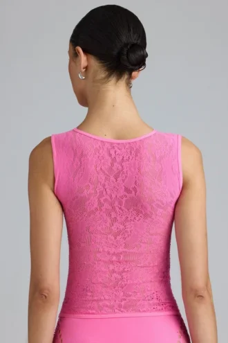 Bluză cu guler înalt, cu șireturi și ornamente, Gracie, în roz bubblegum Bluză cu guler înalt, cu șireturi și ornamente, Gracie, în roz bubblegum