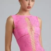 Bluză cu guler înalt, cu șireturi și ornamente, Gracie, în roz bubblegum Bluză cu guler înalt, cu șireturi și ornamente, Gracie, în roz bubblegum
