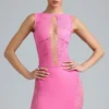 Bluză cu guler înalt, cu șireturi și ornamente, Gracie, în roz bubblegum Bluză cu guler înalt, cu șireturi și ornamente, Gracie, în roz bubblegum