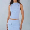 Bluză cu guler înalt din imitație de piele de căprioară Aurelle, de culoare albastru deschis Bluză cu guler înalt din imitație de piele de căprioară Aurelle, de culoare albastru deschis