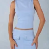Bluză cu guler înalt din imitație de piele de căprioară Aurelle, de culoare albastru deschis Bluză cu guler înalt din imitație de piele de căprioară Aurelle, de culoare albastru deschis
