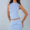 Bluză cu guler înalt din imitație de piele de căprioară Aurelle, de culoare albastru deschis Bluză cu guler înalt din imitație de piele de căprioară Aurelle, de culoare albastru deschis