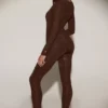 Bluză cu guler rotund și mâneci lungi, cu ornamente, model Venia, în culoarea ciocolatiu Bluză cu guler rotund și mâneci lungi, cu ornamente, model Venia, în culoarea ciocolatiu