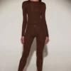 Bluză cu guler rotund și mâneci lungi, cu ornamente, model Venia, în culoarea ciocolatiu Bluză cu guler rotund și mâneci lungi, cu ornamente, model Venia, în culoarea ciocolatiu