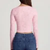Bluză Lioren din dantelă transparentă, cu decolteu adânc și mâneci lungi, în culoarea roz Bluză Lioren din dantelă transparentă, cu decolteu adânc și mâneci lungi, în culoarea roz