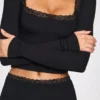 Bluză Retta cu mâneci lungi, cu guler pătrat, din modal cu nervuri, în negru