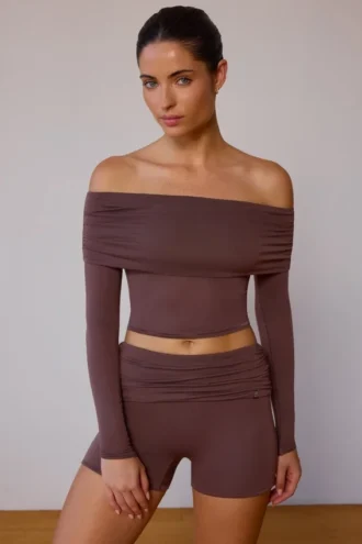 Bluză transparentă cu umerii goi și mâneci lungi, în culoarea maro taupe