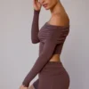 Bluză transparentă cu umerii goi și mâneci lungi, în culoarea maro taupe