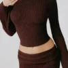 Bluză Wilona din tricot cu nervuri și decolteu în V, culoare Espresso Bluză Wilona din tricot cu nervuri și decolteu în V, culoare Espresso