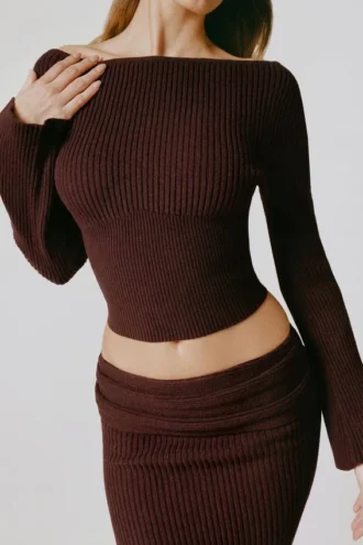 Bluză Wilona din tricot cu nervuri și decolteu în V, culoare Espresso