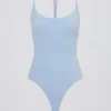 Body-ul cu decupaje în culoarea albastru deschis Body-ul cu decupaje în culoarea albastru deschis