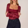Body-ul cu mâneci lungi și dantelă Letizia, în roșu cireș Body-ul cu mâneci lungi și dantelă Letizia, în roșu cireș