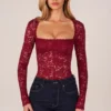 Body-ul cu mâneci lungi și dantelă Letizia, în roșu cireș Body-ul cu mâneci lungi și dantelă Letizia, în roșu cireș