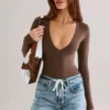 Body-ul cu mâneci lungi și decolteu adânc Elodie din modal, culoare maro ciocolată