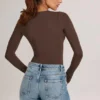 Body-ul cu mâneci lungi și decolteu adânc Elodie din modal, culoare maro ciocolată