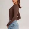 Body-ul cu mâneci lungi și decolteu adânc Elodie din modal, culoare maro ciocolată