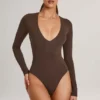 Body-ul cu mâneci lungi și decolteu adânc Elodie din modal, culoare maro ciocolată
