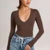 Body-ul cu mâneci lungi și decolteu adânc Elodie din modal, culoare maro ciocolată