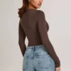 Body-ul cu mâneci lungi și decolteu adânc Elodie din modal, culoare maro ciocolată