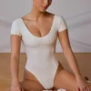 Body-ul cu panouri, fără spate, în alb moale Body-ul cu panouri, fără spate, în alb moale