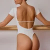 Body-ul cu panouri, fără spate, în alb moale Body-ul cu panouri, fără spate, în alb moale