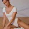 Body-ul cu panouri, fără spate, în alb moale Body-ul cu panouri, fără spate, în alb moale
