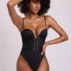 Body-ul de corset din satin cu decolteu adânc și șireturi Yelda, negru