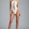 Body-ul de vară cu șnururi și gât halter, de culoare ivoriu Body-ul de vară cu șnururi și gât halter, de culoare ivoriu