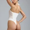 Body-ul de vară cu șnururi și gât halter, de culoare ivoriu Body-ul de vară cu șnururi și gât halter, de culoare ivoriu