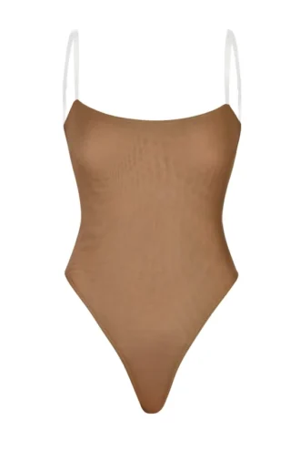 Body-ul tanga cu bretele invizibile din plasă moale, de la Intimates, în culoarea Almond