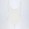 Body Zayla din dantelă transparentă cu decolteu adânc și margini festonate, în culoarea albă Body Zayla din dantelă transparentă cu decolteu adânc și margini festonate, în culoarea albă