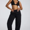 Braletă din fleece cu decolteu în V, de culoare neagră Braletă din fleece cu decolteu în V, de culoare neagră