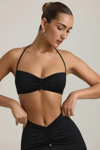 Braletă Jerika din jersey elastic cu detalii metalice și gât halter, în negru