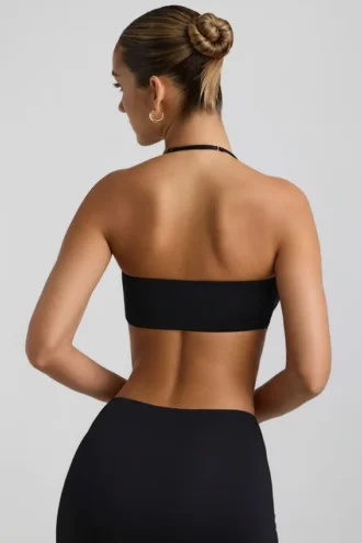 Braletă Jerika din jersey elastic cu detalii metalice și gât halter, în negru