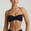 Braletă Jerika din jersey elastic cu detalii metalice și gât halter, în negru Braletă Jerika din jersey elastic cu detalii metalice și gât halter, în negru