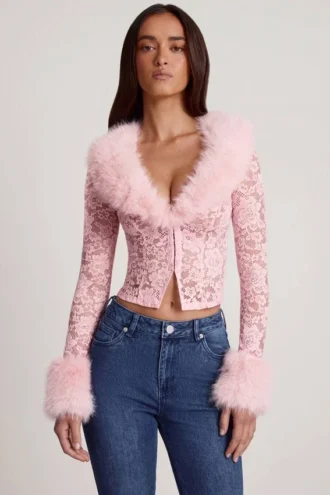 Cardigan Noemy din dantelă transparentă cu bordură din blană artificială, roz