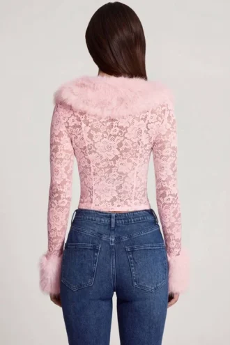 Cardigan Noemy din dantelă transparentă cu bordură din blană artificială, roz