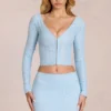 Cardigan Odelia din dantelă cu decolteu adânc, în albastru pudră Cardigan Odelia din dantelă cu decolteu adânc, în albastru pudră