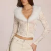 Cardigan Solaya din dantelă cu bordură din blană artificială, de culoare ivoriu Cardigan Solaya din dantelă cu bordură din blană artificială, de culoare ivoriu