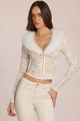 Cardigan Solaya din dantelă cu bordură din blană artificială, de culoare ivoriu