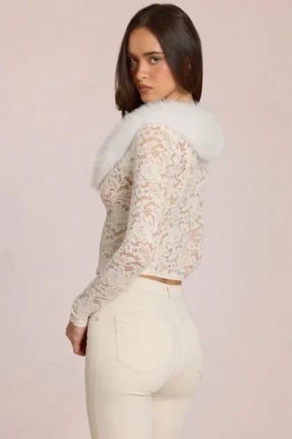 Cardigan Solaya din dantelă cu bordură din blană artificială, de culoare ivoriu
