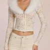 Cardigan Solaya din dantelă cu bordură din blană artificială, de culoare ivoriu Cardigan Solaya din dantelă cu bordură din blană artificială, de culoare ivoriu