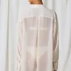 Cămașă oversized Hiva cu detalii din perle, în alb perlat Cămașă oversized Hiva cu detalii din perle, în alb perlat