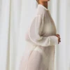 Cămașă oversized Hiva cu detalii din perle, în alb perlat Cămașă oversized Hiva cu detalii din perle, în alb perlat